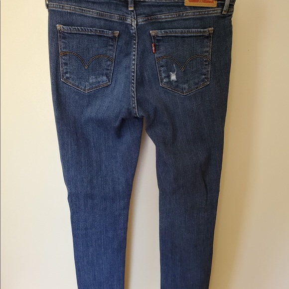 I’m selling a pair of women’s Levi jeans! - Picture 4 of 7
